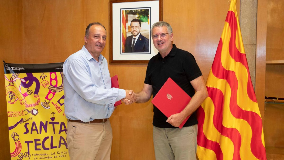 Imagen de la firma entre Pau Ricomà, alcalde de Tarragona y Francisco Lambea, gerente del Parc Central.