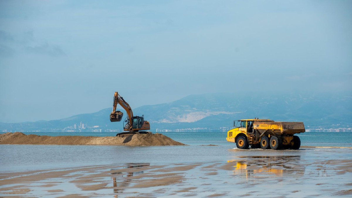 Aportació de sorres d’emergència a la barra del Trabucador.