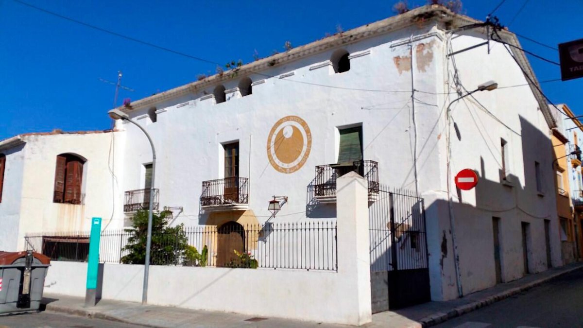 La masía de Cal Rin, en el núcleo del pueblo, acogerá la escuela de música y artes de Calafell.