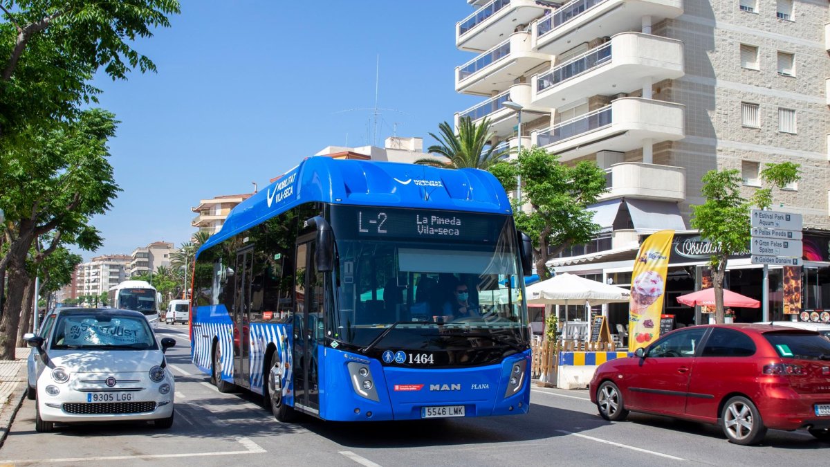 El bus urbano de Vila-seca, que funciona con gas, circulando por el paseo Pau Casals de La Pineda.