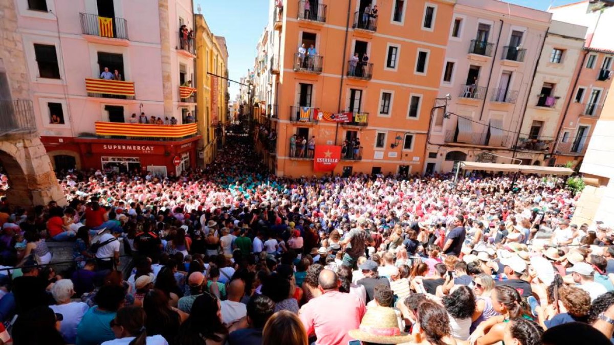 La plaça de les Cols, plena a vessar.