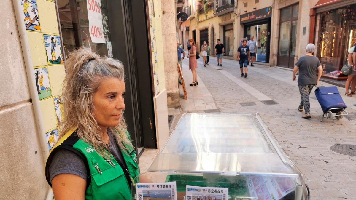 La vendedora de la ONCE Eva Sánchez en su puesto de Montblanc.