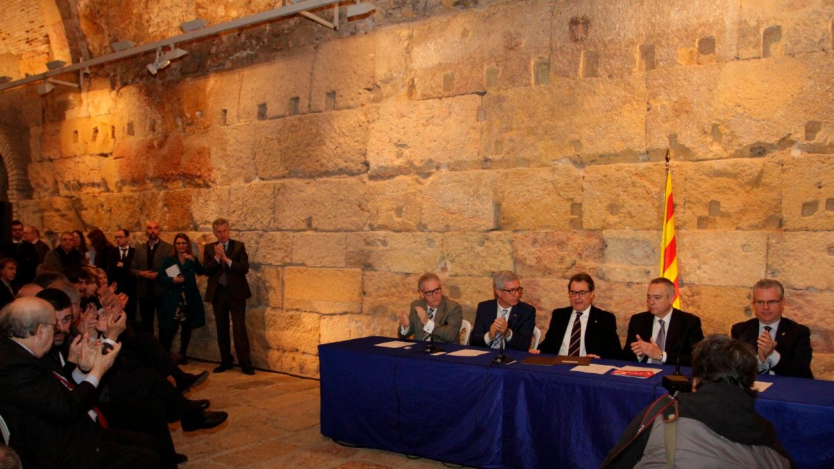 Imagen de la firma del 30 de marzo de 2014 del acuerdo sobre el proyecto de «BCN World» en el Pretori de Tarragona.