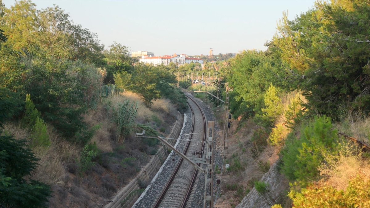 El desmantelamiento de las vías comenzará desde L’Hospitalet de l’Infant e irá subiendo hasta el tramo de PortAventura, que será el último en desmontarse.