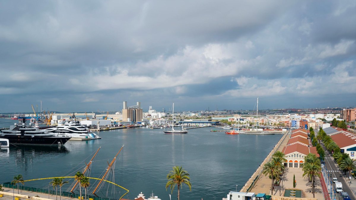 Esta semana se iniciaron los trabajos preparatorios para iniciar el reflote de la embarcación.