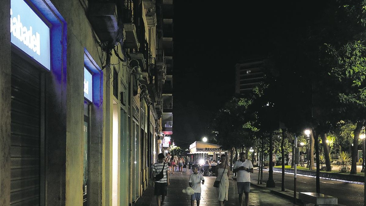 Establecimientos en la Rambla Nova, con el decreto energético ya vigente.