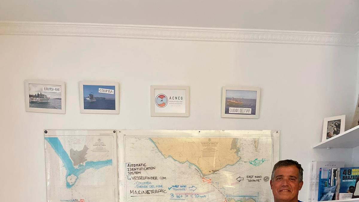 Vicky Font, Diego Ortega, Joan Carles Adell y Jordi Cervera, en la sede de la  Asociación Cruce a Nado Estrecho de Gibraltar.