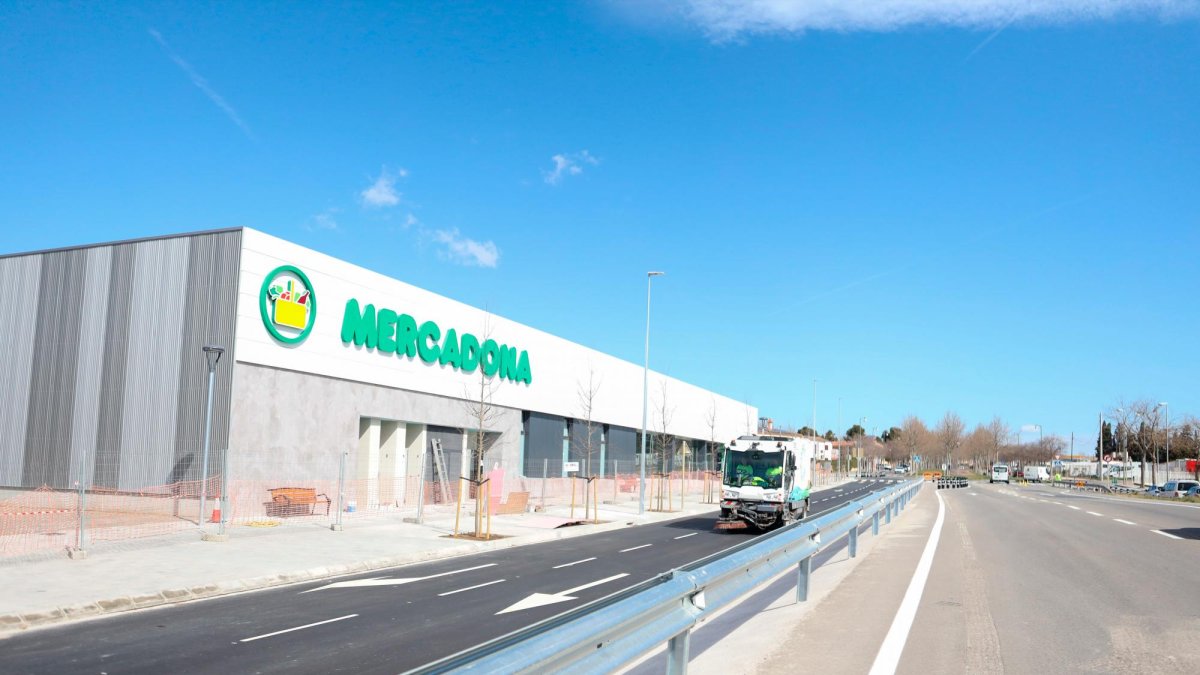 El nuevo vial cuenta con dos carriles de entrada a Cambrils y el anterior se ha convertido en dos carriles de salida.