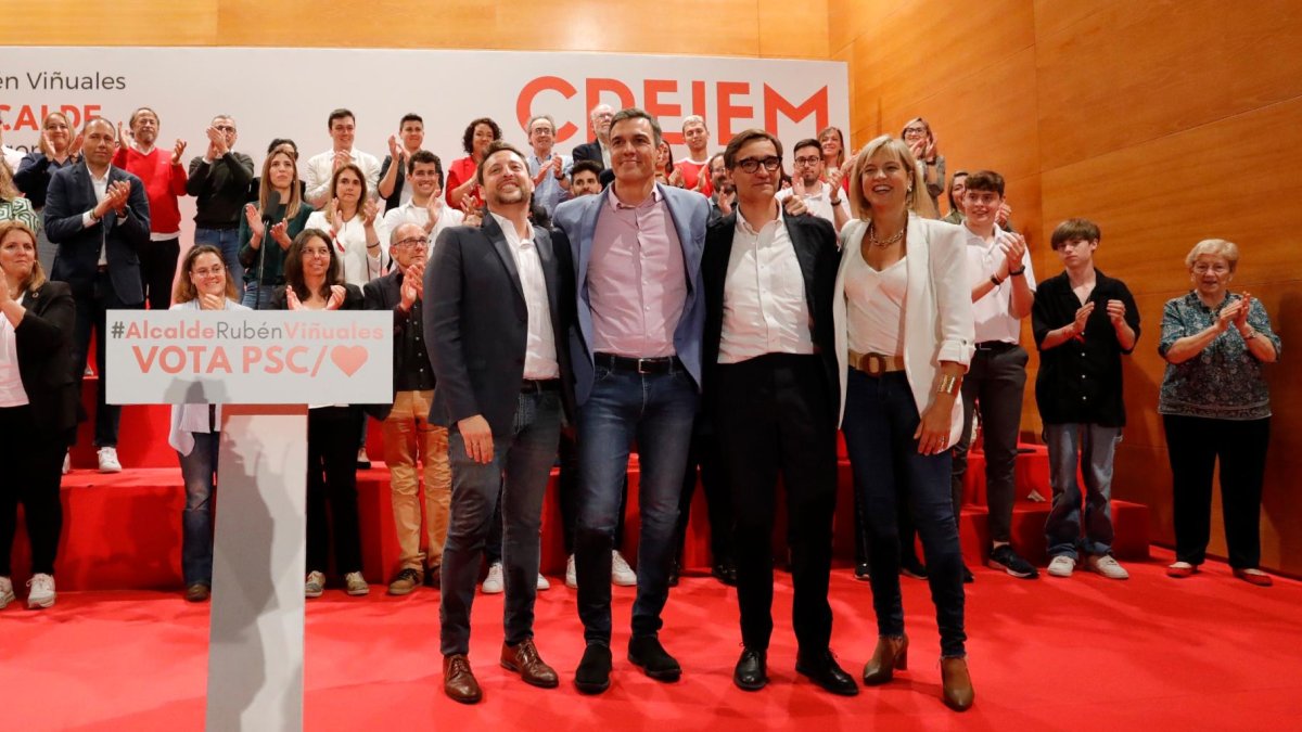 Rubén Viñuales y Montse Adan, la pasada semana junto a Pedro Sánchez y Salvador Illa en el Palau de Congressos de Tarragona.