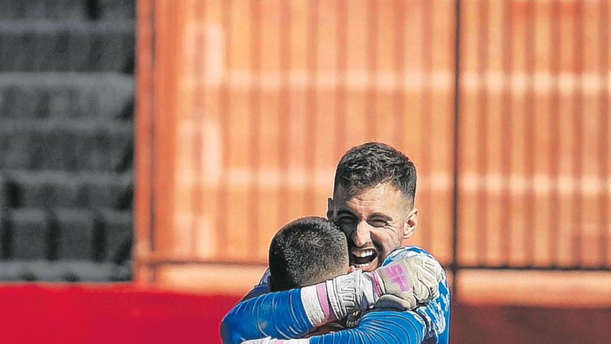 Manu García, que vuelve hoy al once titular, se abraza con Eric Montes.