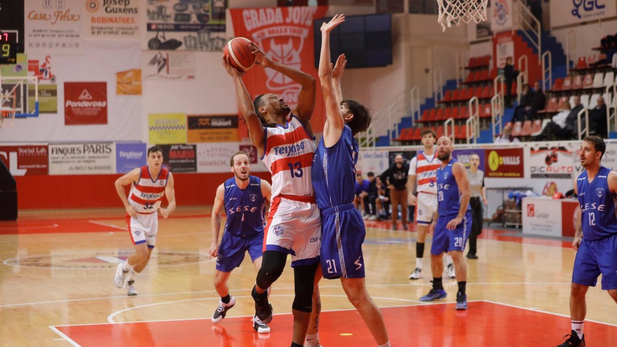 Marcus Vinicius intenta anotar en una acción del partido ante el SESE.