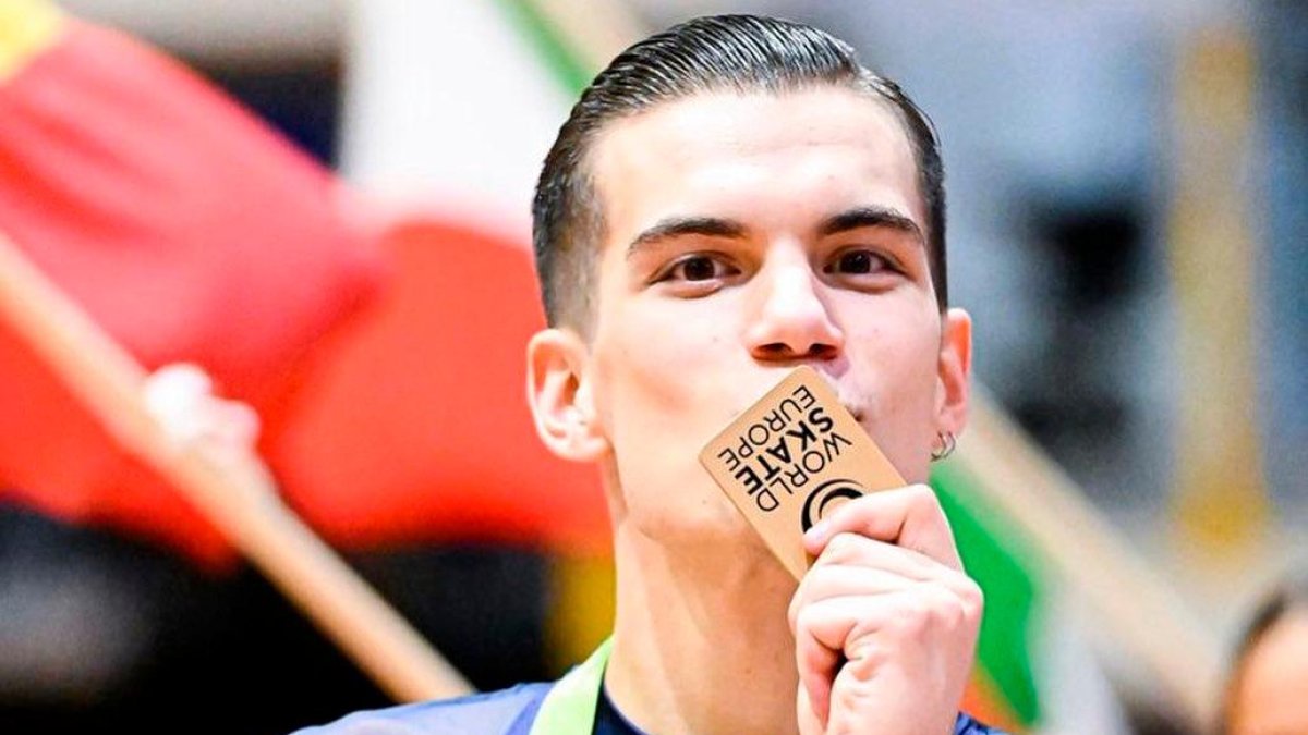 Pau García, besando su medalla de oro conquistado en el Mundial de Colombia.