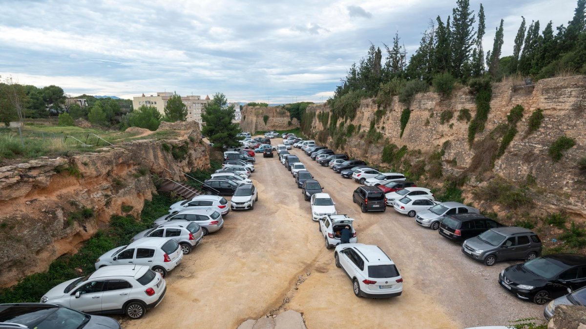 El fossat on s’ha de construir un aparcament provisional.