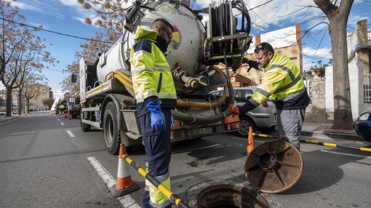 Operarios intervienen en el subsuelo de Reus, por donde circulan 296 kilómetros de cañerías con 8.746 alcantarillas.