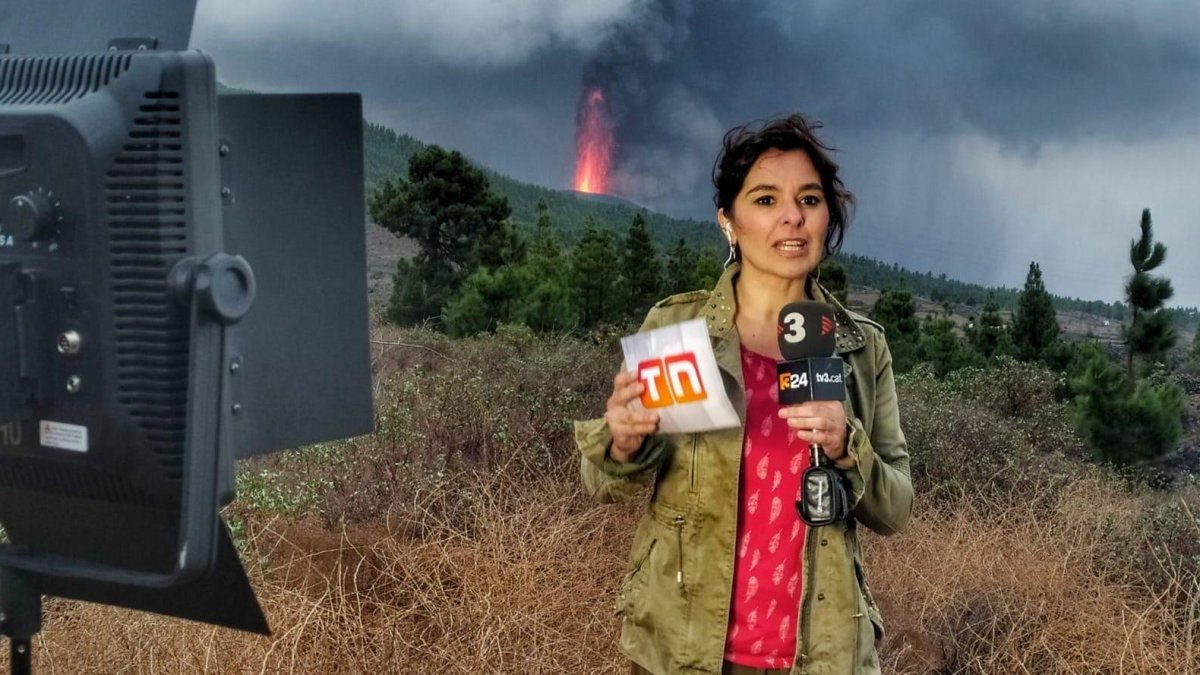 Cori Calero informant sobre l’activitat del volcà Cumbre Vieja, des de La Palma.