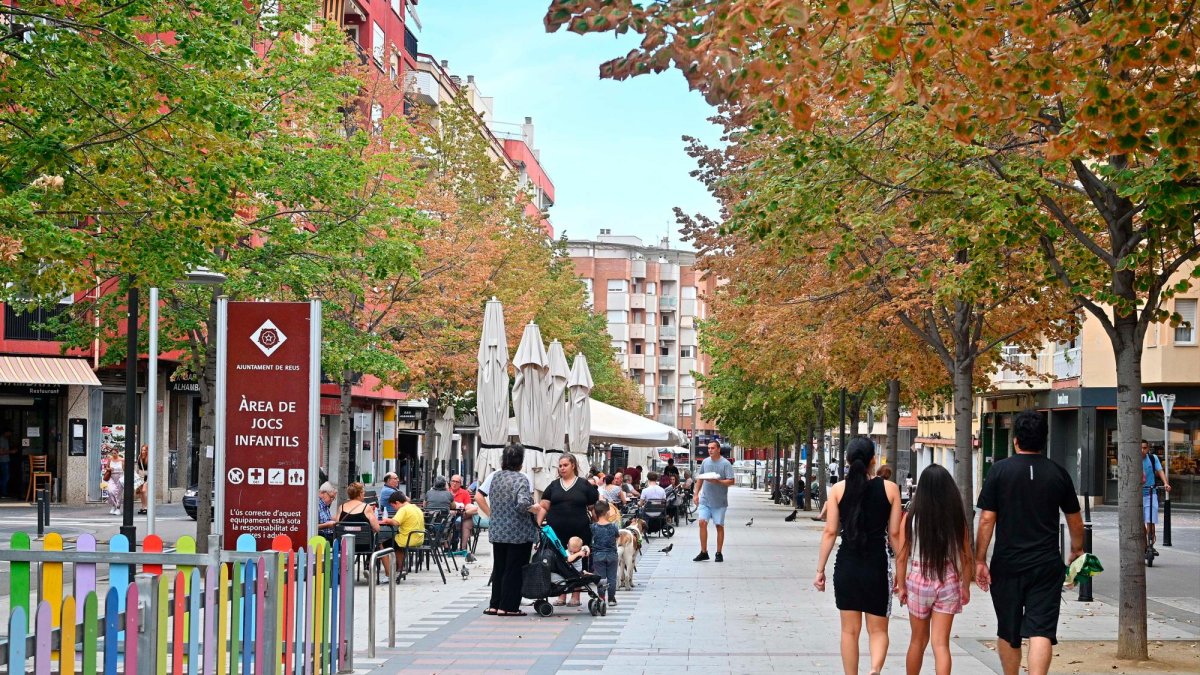 El centro de la avenida -peatonal- cuenta con terrazas y juegos infantiles.