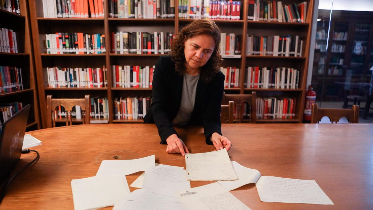 Montserrat de Anciola, cap de la biblioteca del Centre de Lectura, aquest dijous 1 de juny al matí amb alguns dels papers de l’arxiu de l’entitat.
