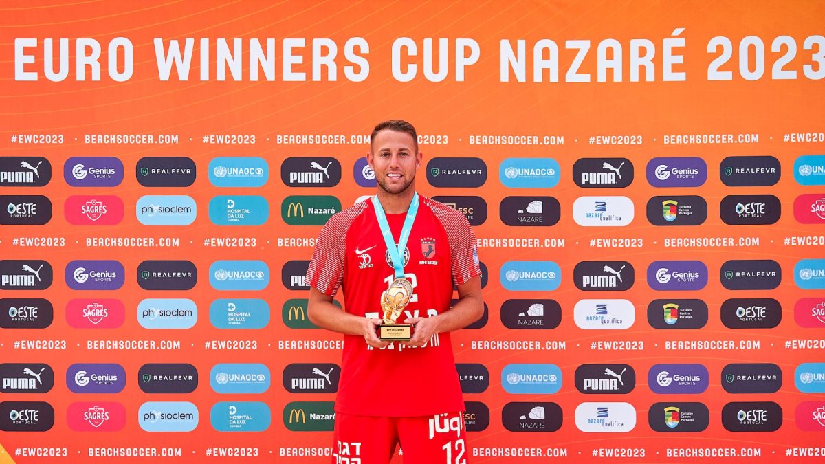 Eliott Mounoud con el premio al mejor portero de la competición.