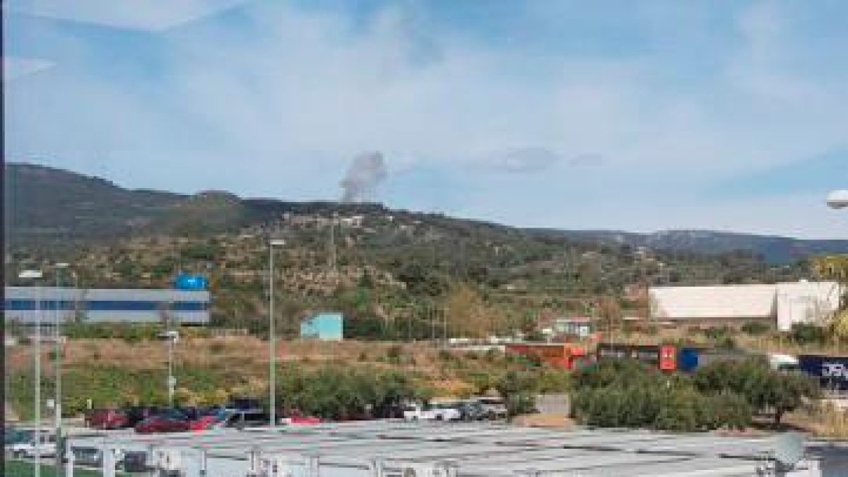 Columna de humo del incendio de L’Albiol.