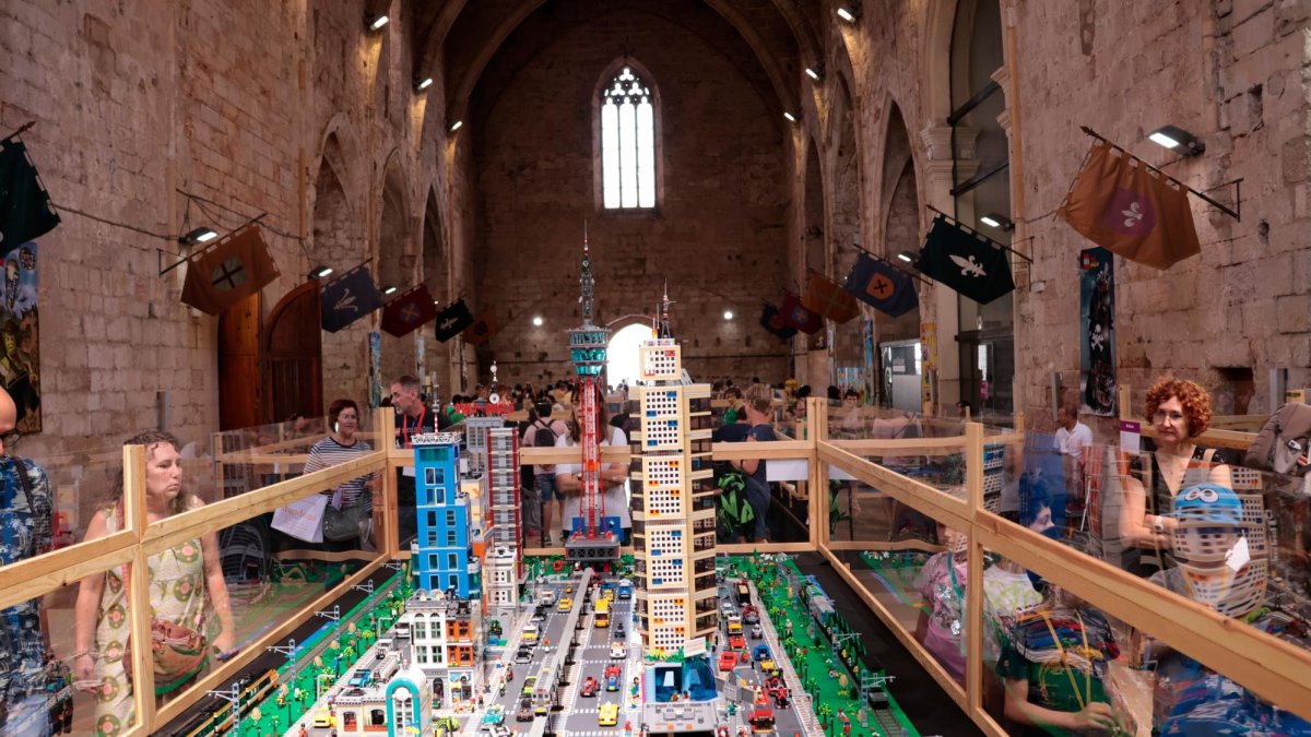 Una dotzena de diorames construïts per aficionats del món del Lego omplien la catedral de Sant Francesc de Montblanc.