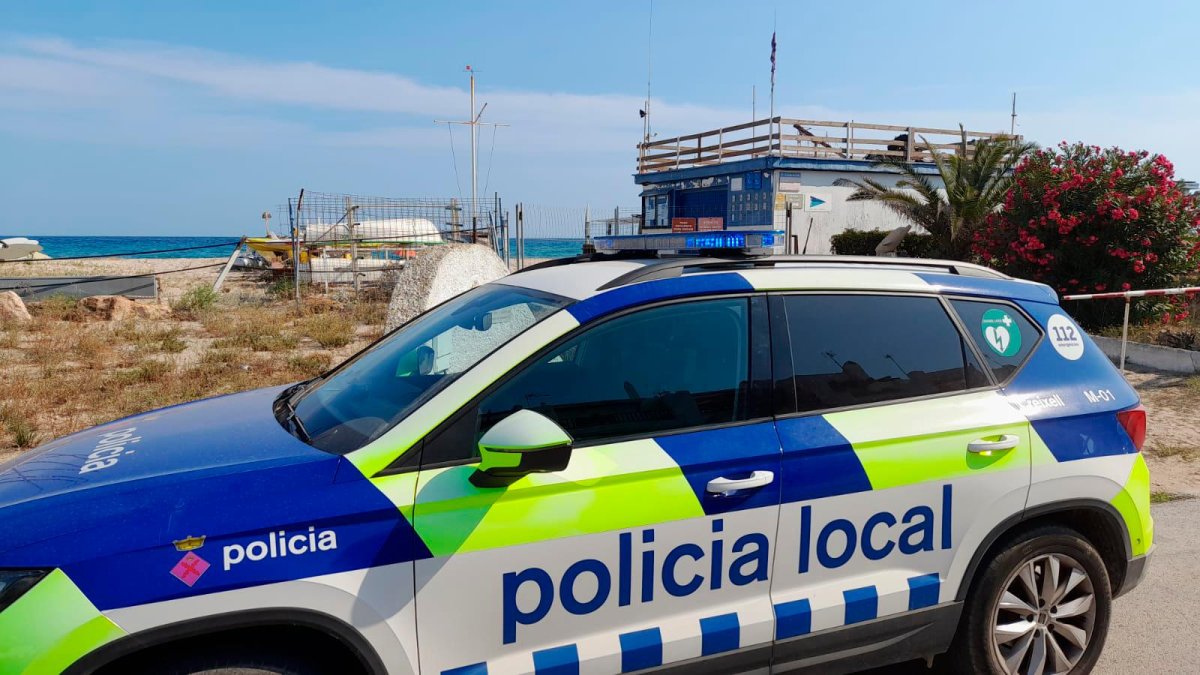 La patrulla de la Policía Local en la playa enfrente del Club Nàutic.