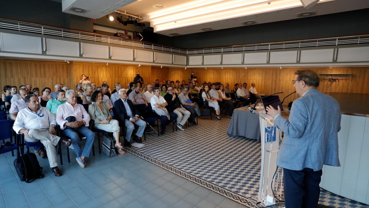 Joan Amorós en un momento de su intervención, invitado por Mercaderies per l’Interior.