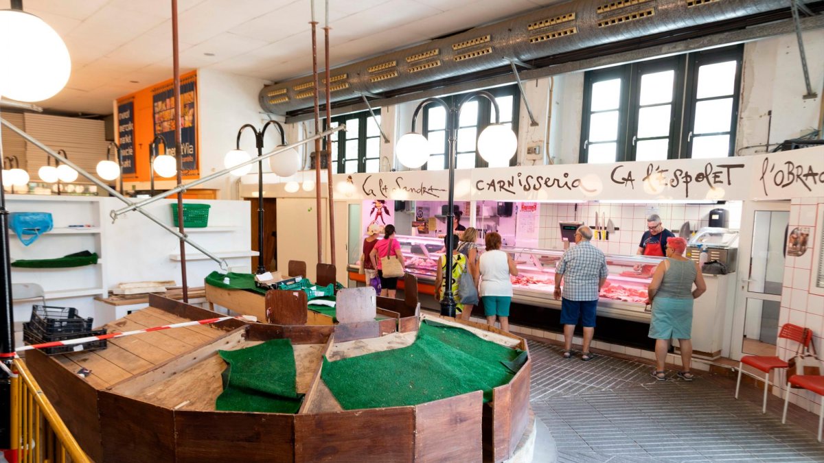 La carnicería Ca l’Espolet es el único negocio que continúa en el interior del mercado, pero cerrará a finales de este mes.