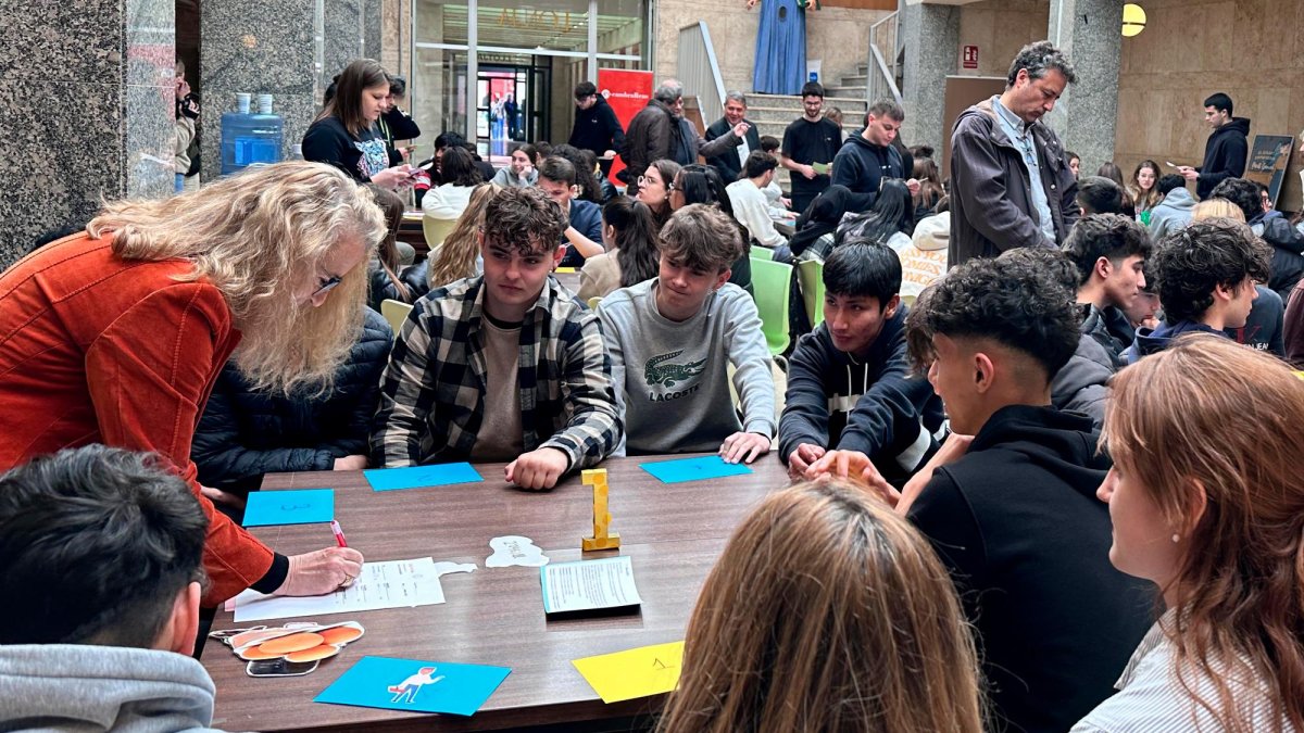 Los alumnos adoptaron diferentes roles en las mesas de contratación comercial.