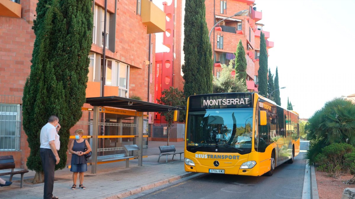 El bus de la L10 recogiendo a algunos usuarios en la parada principal de la avenida de Barcelona del barrio Gaudí.