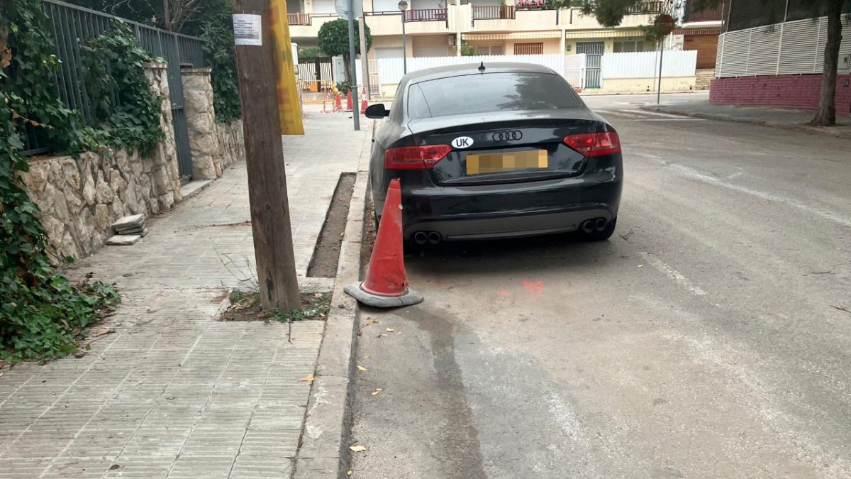 La zanja sube a l a acera para salvar el coche.