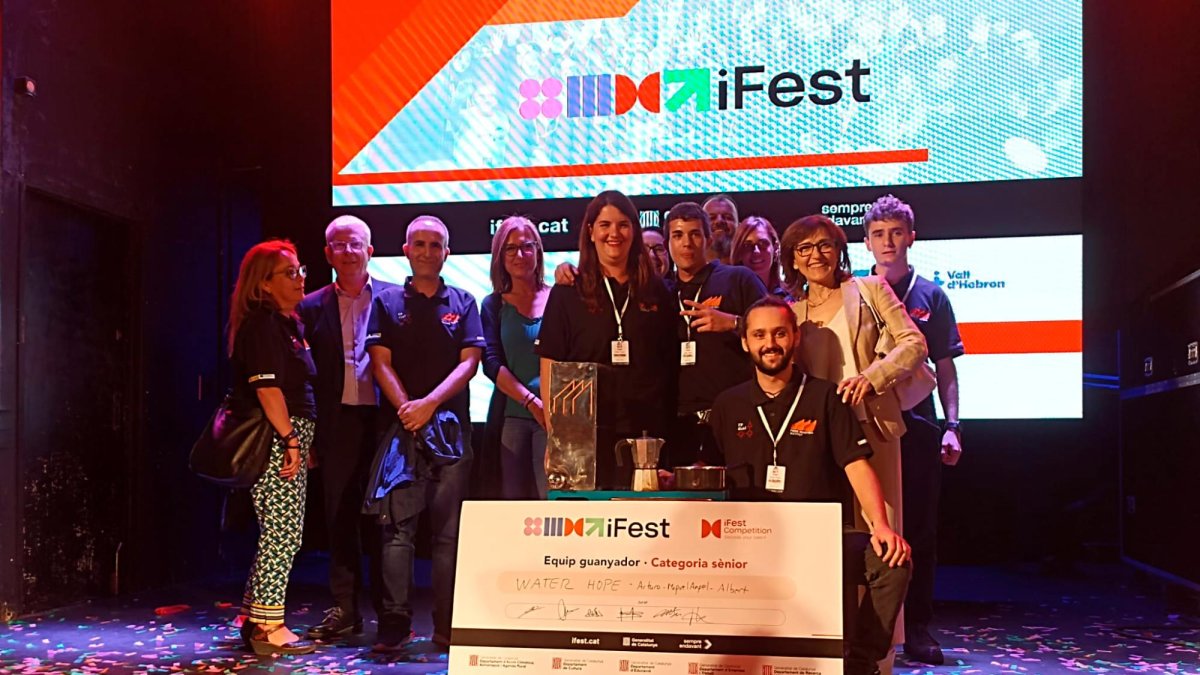 Albert Nicolau, Arturo Faro y Miguel Depetris, junto la profesora Sandra Sanchis, tras recibir el premio.
