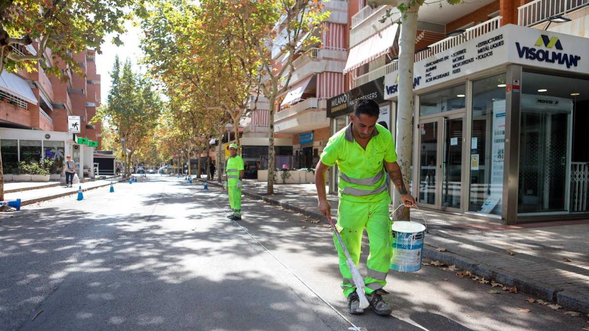 Operarios delimitando zonas de aparcamiento entre las calles Berenguer de Palou y Francolí.