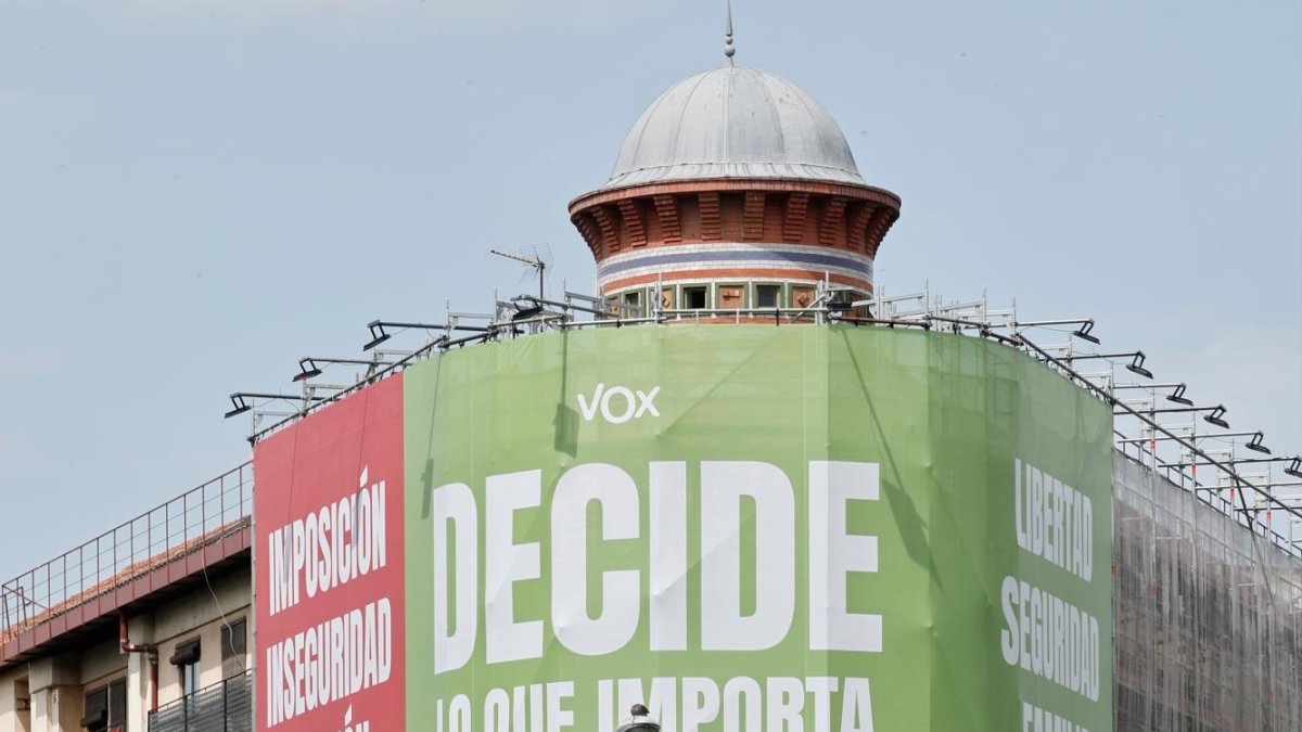 La pancarta tira a la basura al colectivo LGTBI, el independentismo y el feminismo, entre otros movimientos .