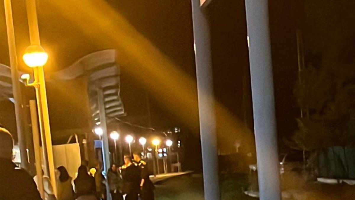 La policía, durante su actuación en la estación de tren de Vila-seca.