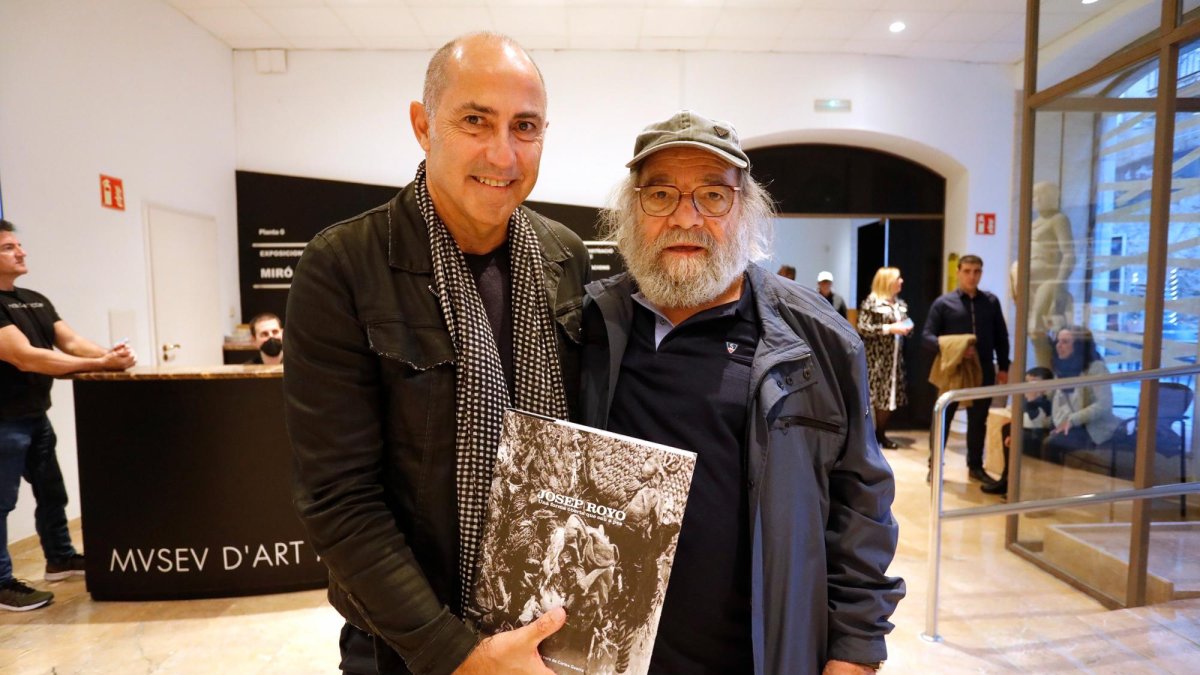 L’autor del llibre, Carles Guerra, amb l’artista Josep Royo, a la presentació al MAMT.