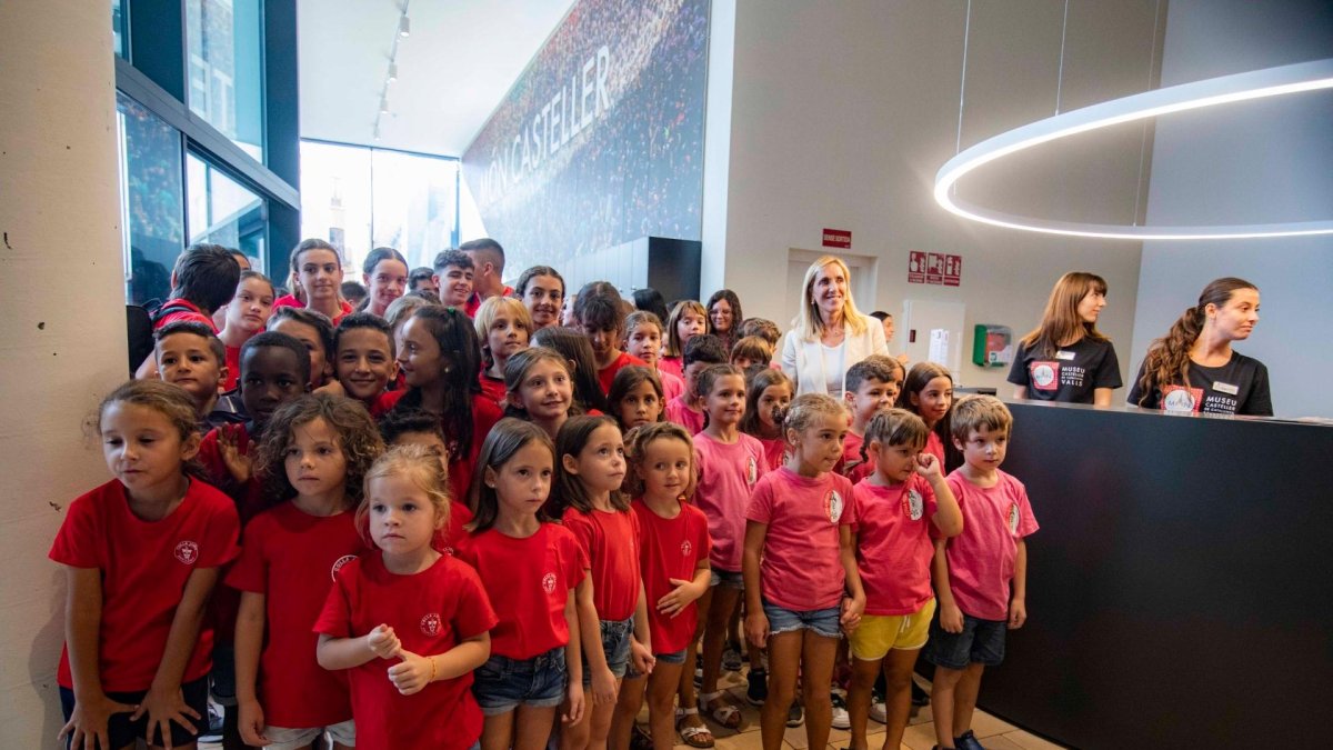 La canalla de les dues colles locals de Valls durant l’obertura.