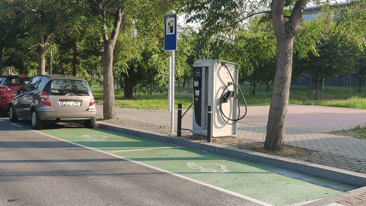 El punto de carga situado detrás del edificio del Patronat de Turisme de Salou.