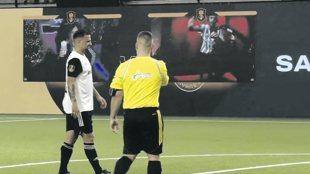 Javi Márquez preparándose para lanzar el penalti que empató el duelo entre Pio FC y Saiyan FC.