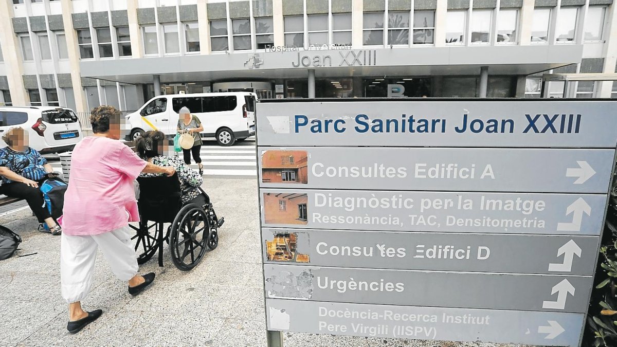 Entrada del Hospital Joan XXIII de Tarragona, donde muchas de las intervenciones quirúrgicas han reducido las listas de espera.