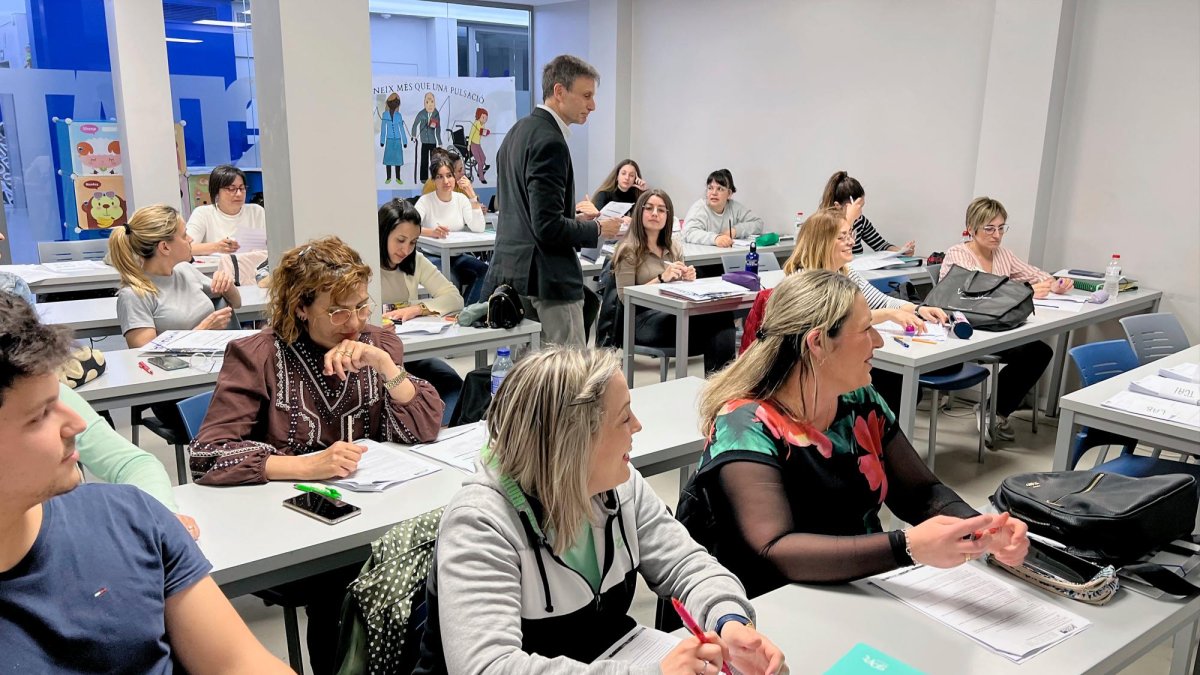 Una clase de preparación de oposiciones en el centro Aula Magna de Tarragona.