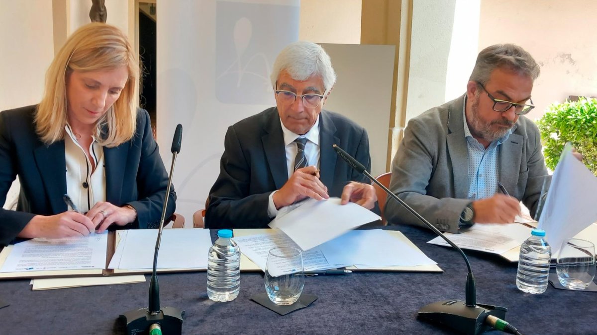 L’alcaldessa, el conseller i el president del Consell d’Administració de Gestió Pius Hospital Valls, aquest dimecres signant el conveni.