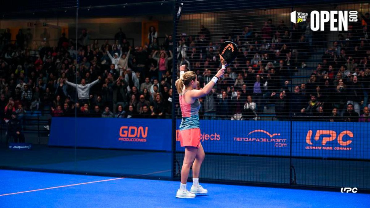Ari Sánchez, festejando con la afición la victoria tras acabar la final.