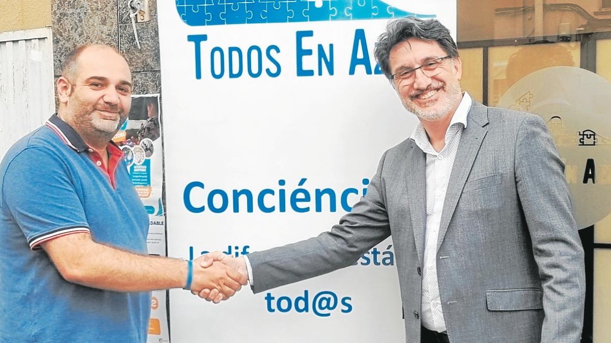 Juan José Caravaca, de Todos en Azul, y Miguel Ángel Quero, de FCC Medio Ambiente, firmaron el acuerdo.