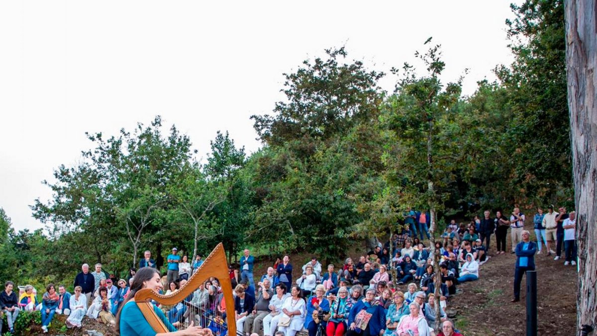 El público en el auditorio al aire libre de Cabañitas del Bosque, en Albeida.