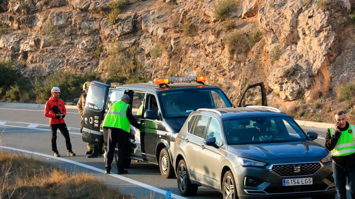 El coche de la funeraria este domingo en El Perelló.