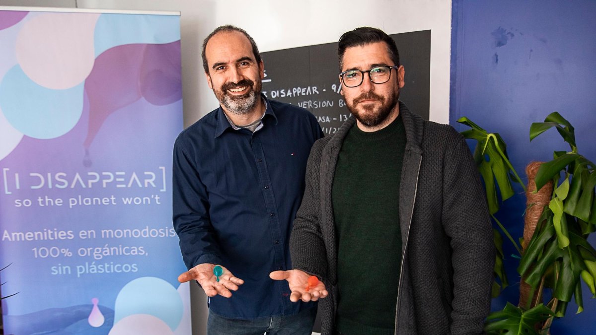 Sergi Ferran y Aitor Susaño con cápsulas ‘I Disappear’.