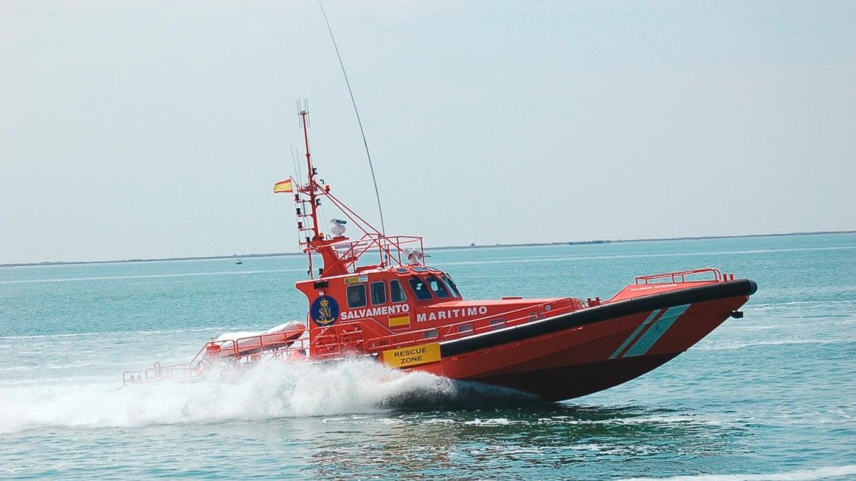 La embarcación  ‘Salvamar Achernar’ se encargó de remolcar el velero hasta el puerto de La Ràpita.