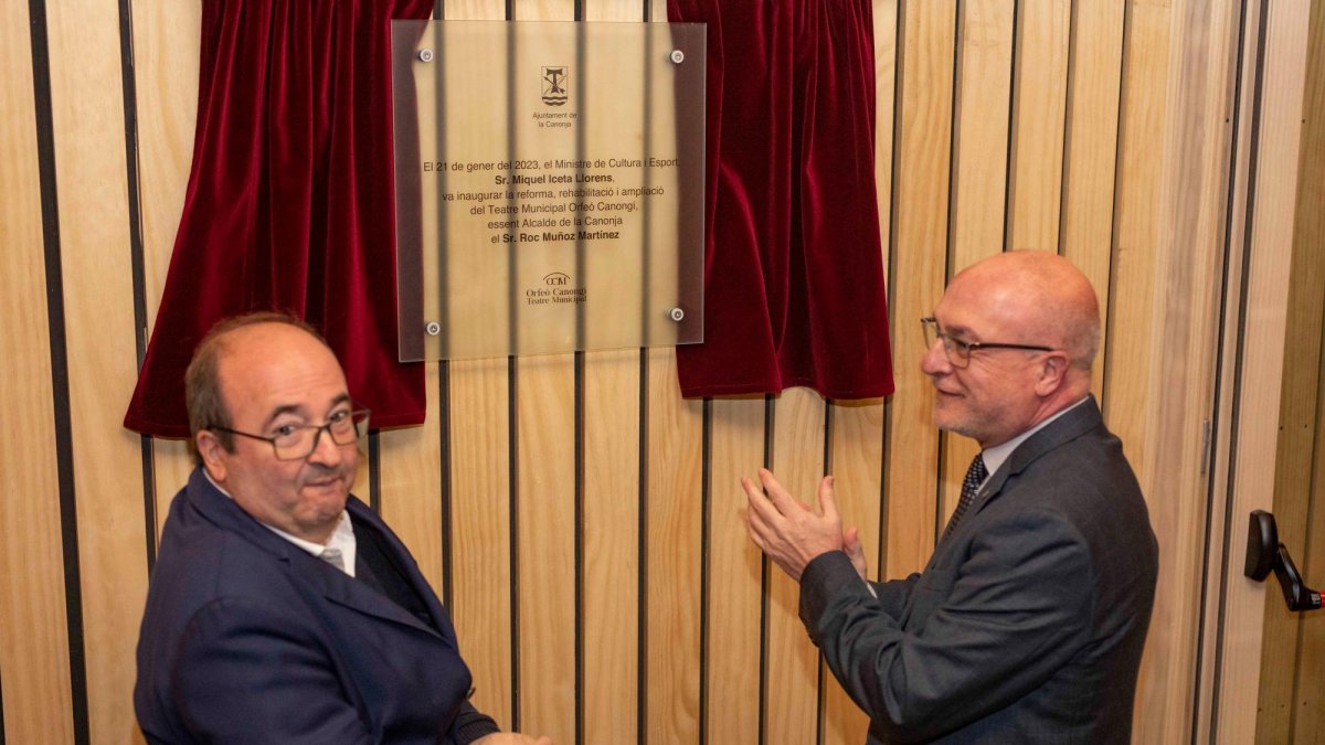 Instante de la inauguración, por parte del ministro Iceta y el alcalde Muñoz.