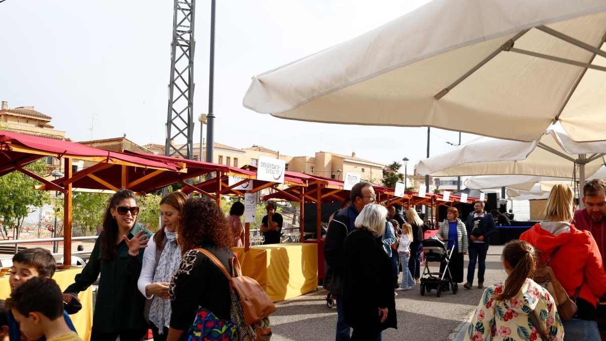 Visitants ahir a la Firabril del Perelló.
