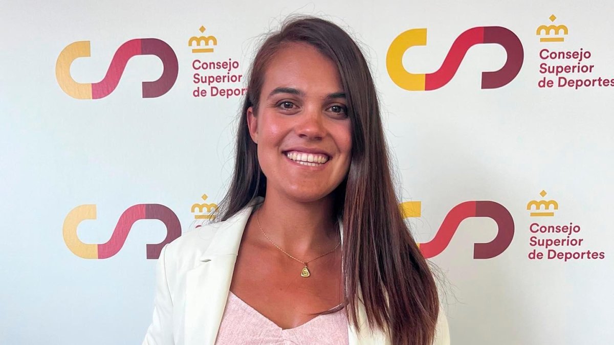 La remera ampostina Aina Cid recibe la medalla.